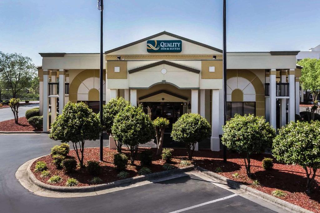 a front view of a building with a sign on it at Quality Inn & Suites Mooresville-Lake Norman in Mooresville