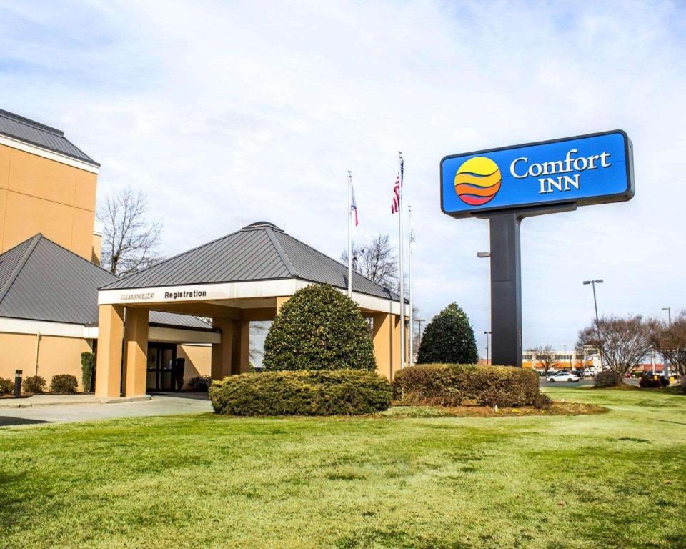 a sign for a comfort inn in front of a building at Comfort Inn Fayetteville West Near Fort Liberty in Fayetteville