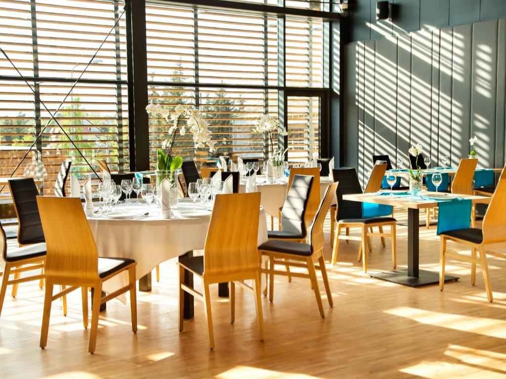 Reštaurácia alebo iné gastronomické zariadenie v ubytovaní Regatta Hotel Restauracja Spa