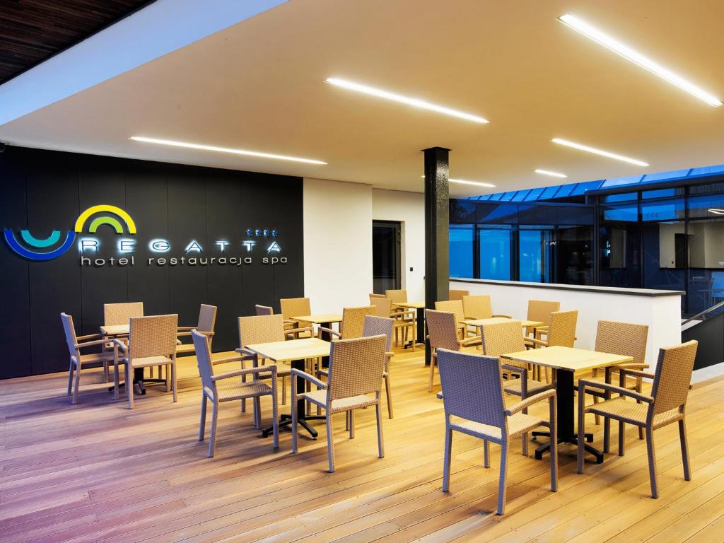 Reštaurácia alebo iné gastronomické zariadenie v ubytovaní Regatta Hotel Restauracja Spa