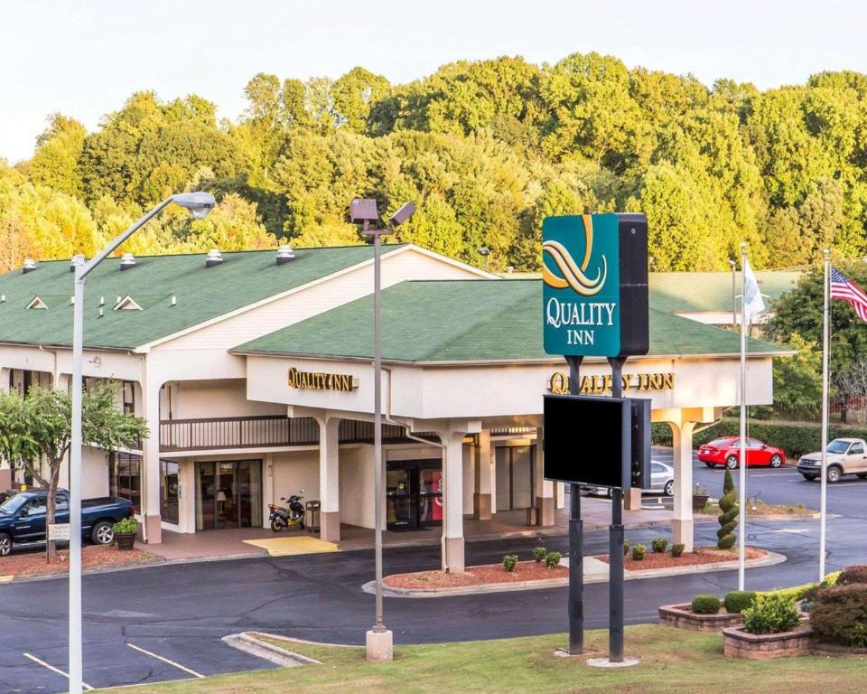 un cartello di una locanda a sud-ovest di fronte a un parcheggio di Quality Inn University a Winston-Salem