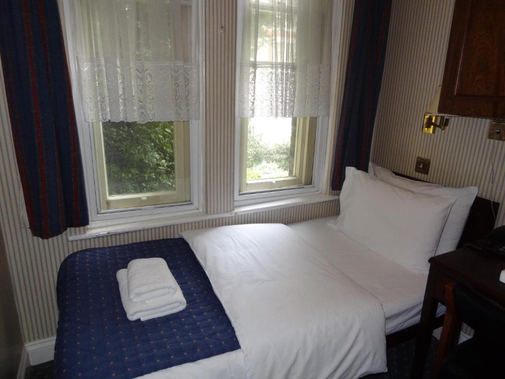 Postel nebo postele na pokoji v ubytování Regency House Hotel