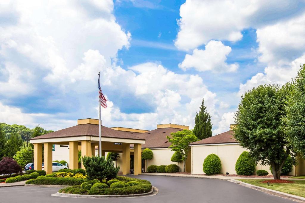 un edificio con una bandera americana delante de él en Quality Inn West of Asheville en Canton