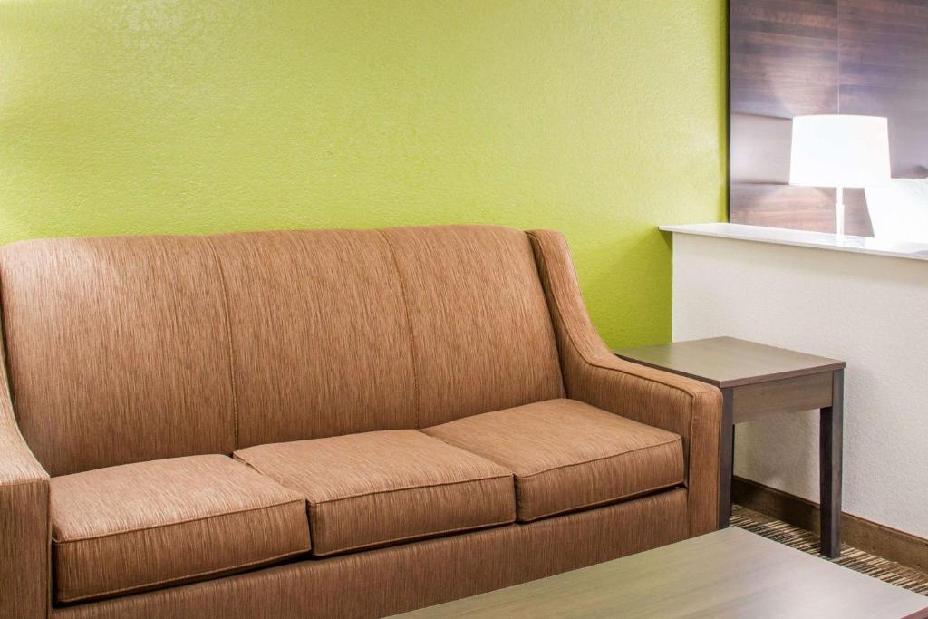 Quality Inn & Suites Maggie Valley - Cherokee Area - Suite Met Kingsize Bed - Niet-roken