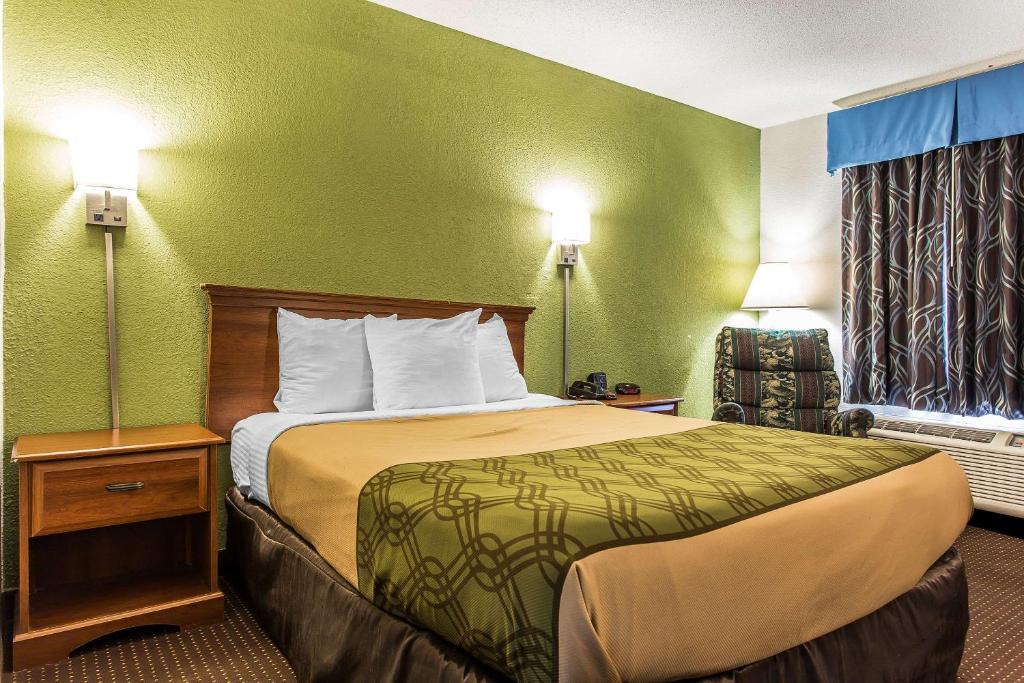 Katil atau katil-katil dalam bilik di Econo Lodge Elizabeth City