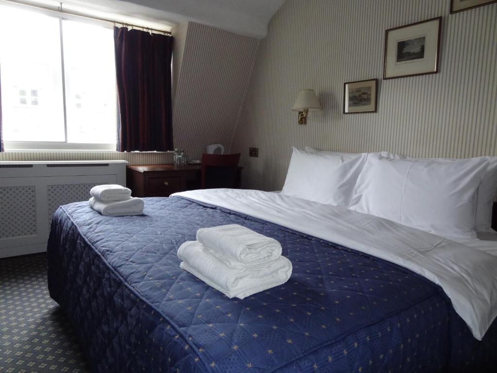 Postel nebo postele na pokoji v ubytování Regency House Hotel