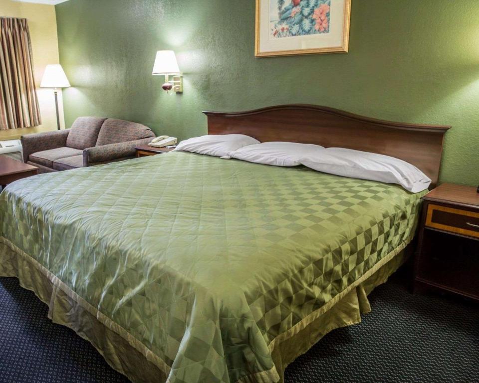 Rodeway Inn & Suites Plymouth Hwy 64 - King Room - No Fumadores