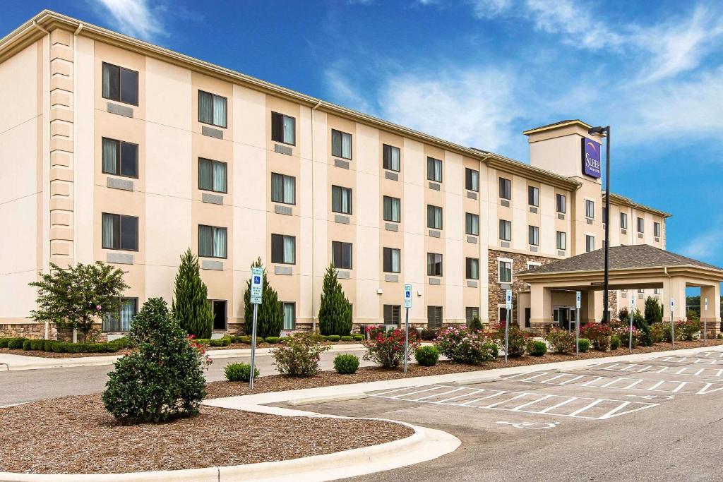 una representación de un hotel con un edificio en Sleep Inn & Suites Mount Olive North, en Mount Olive