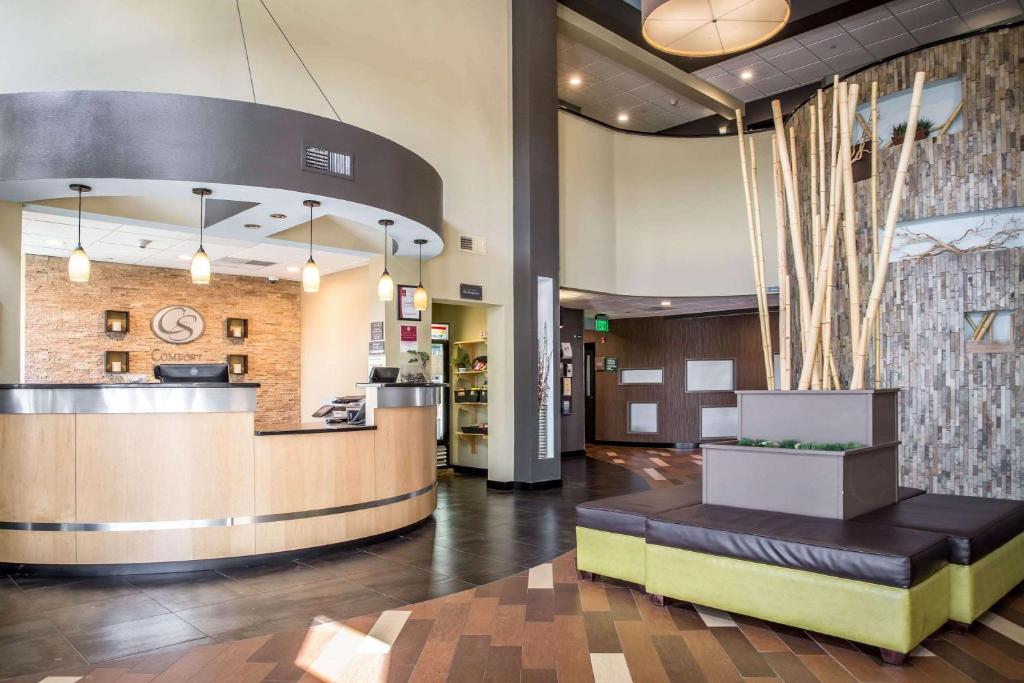 a lobby of a hospital with a waiting area at Comfort Suites New Bern near Cherry Point in New Bern
