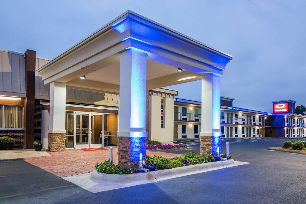 a hotel parking lot with a large building at Econo Lodge in Selma