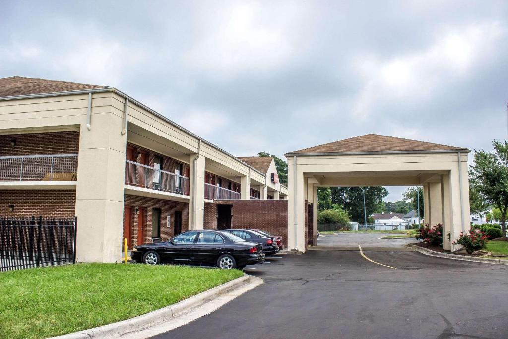 auf einem Parkplatz vor einem Gebäude geparkt in der Unterkunft Quality Inn Henderson I-85 in Henderson