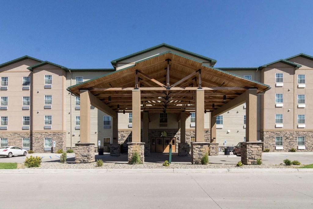 un gran edificio con un pabellón delante en MainStay Suites Williston en Williston