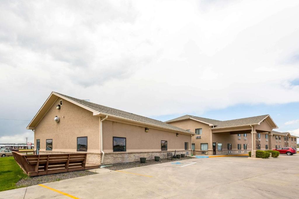 a large building with a parking lot at Quality Inn Scottsbluff in Scottsbluff