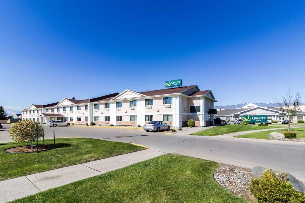 un edificio de hotel con un coche aparcado delante de él en Quality Inn Columbia Mall en Grand Forks