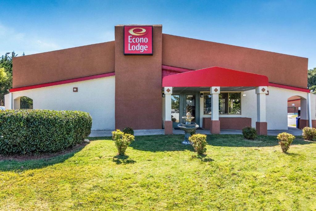 un magasin avec un panneau rouge à l'avant dans l'établissement Econo Lodge - Gastonia, à Gastonia