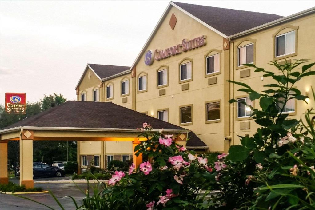 un hotel con flores rosas delante en Comfort Suites Omaha, en Omaha