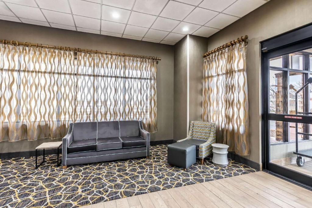 a waiting room with a couch and a chair at Comfort Inn SW Omaha I-80 in Omaha