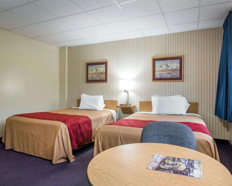 Econo Lodge Manchester - Queen Room With Two Queen Beds - Non-Smoking