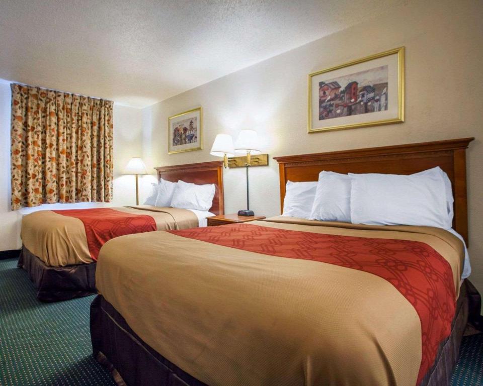 Postel nebo postele na pokoji v ubytování Econo Lodge
