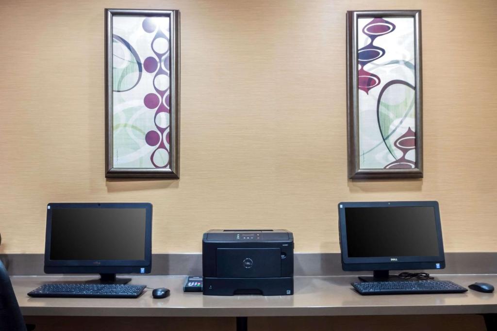 TV a/nebo společenská místnost v ubytování Comfort Suites at Woodbridge