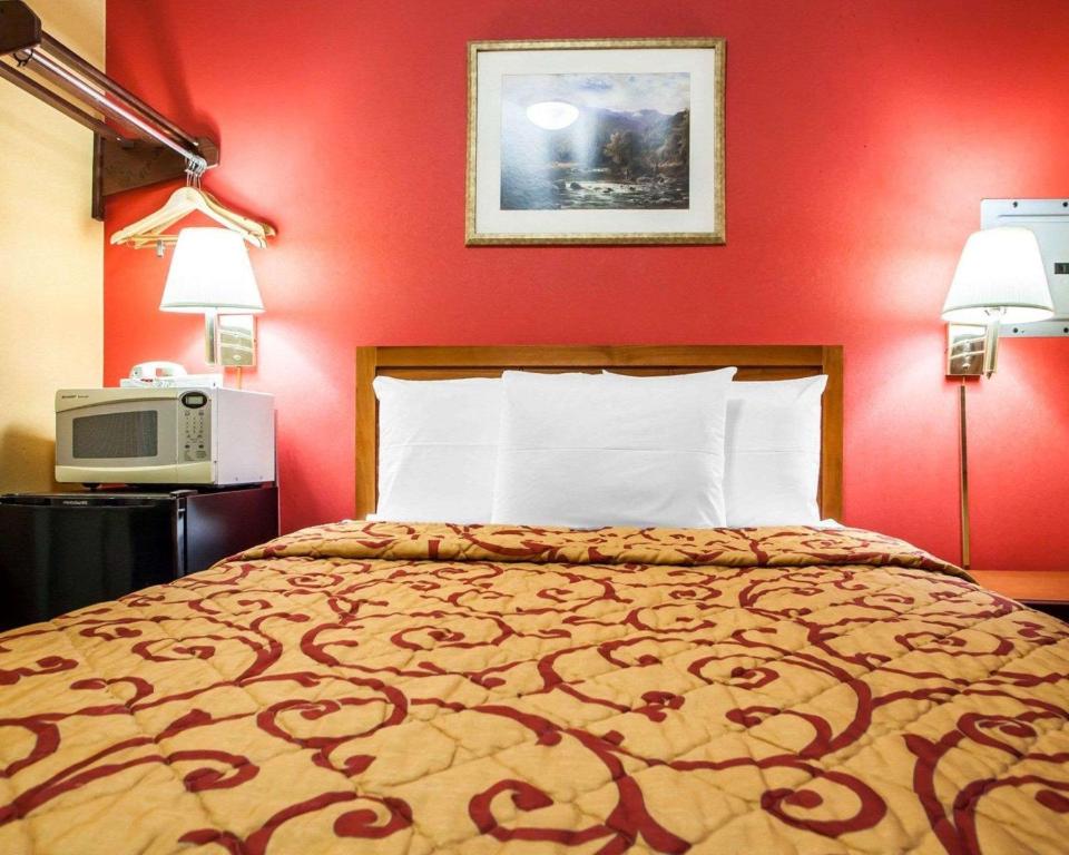 Postel nebo postele na pokoji v ubytování Rodeway Inn