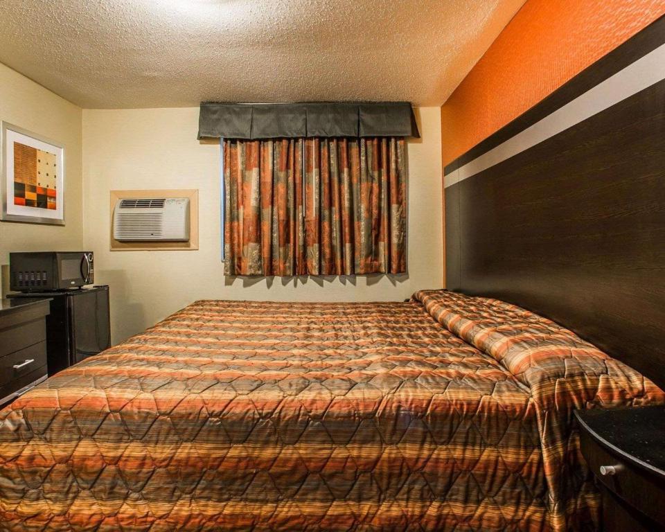 Rodeway Inn Belleville - Habitación Con Cama Extragrande - No Fumadores