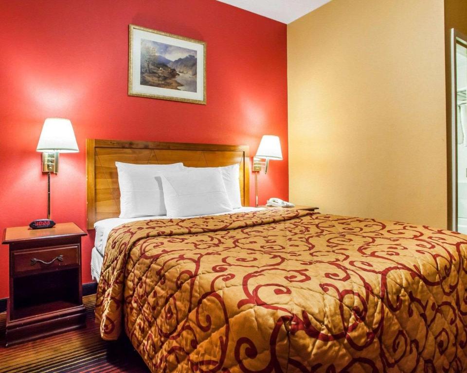 Postel nebo postele na pokoji v ubytování Rodeway Inn