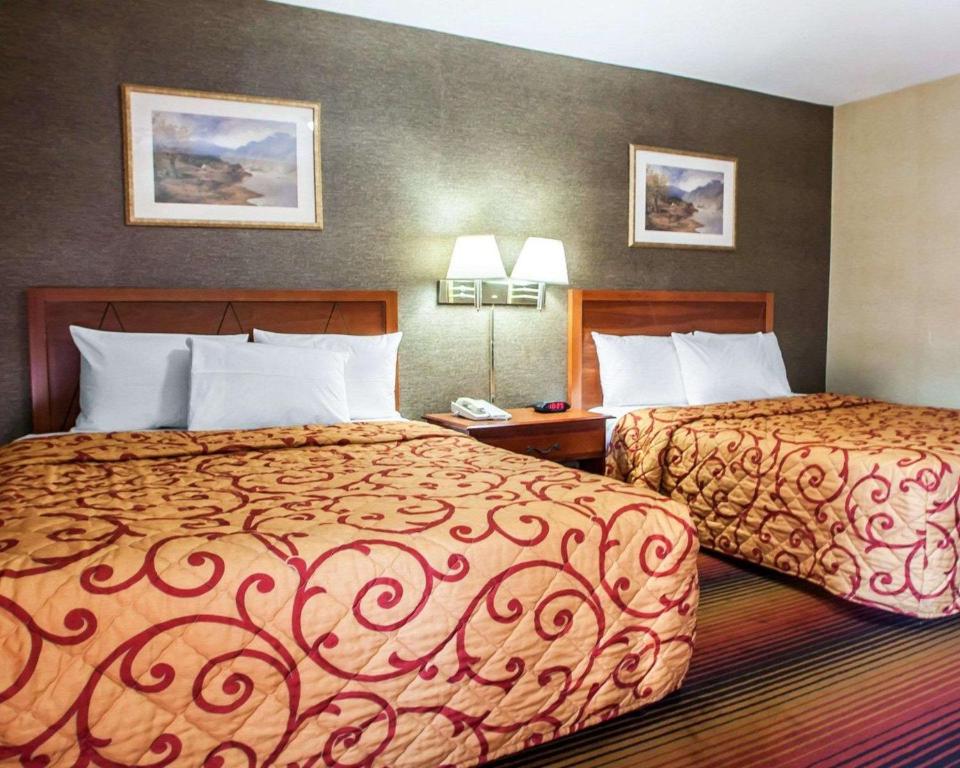 Postel nebo postele na pokoji v ubytování Rodeway Inn