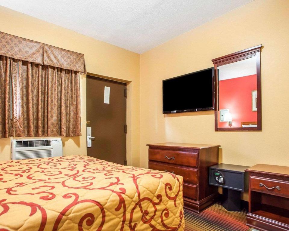 Postel nebo postele na pokoji v ubytování Rodeway Inn