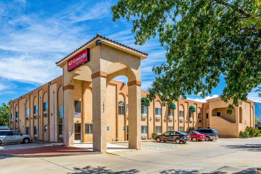 un edificio con un cartel en la parte delantera en Econo Lodge Inn & Suites Albuquerque East I-40 Eubank Exit en Albuquerque