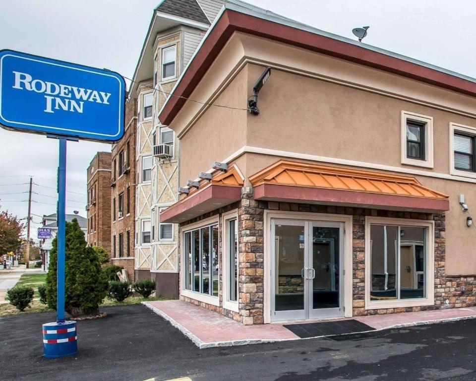 Rodeway Inn في Belleville: علامة الطريق أمام المبنى