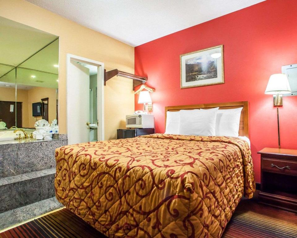 Postel nebo postele na pokoji v ubytování Rodeway Inn