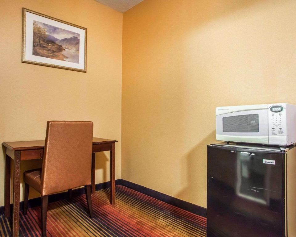 Kuchyň nebo kuchyňský kout v ubytování Rodeway Inn