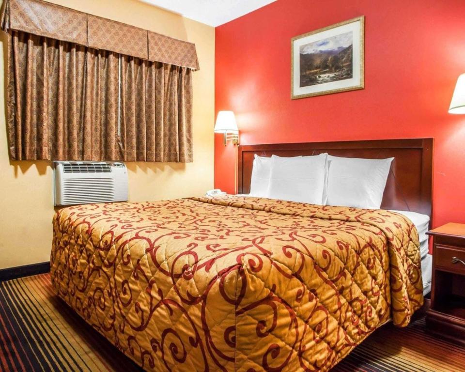 Postel nebo postele na pokoji v ubytování Rodeway Inn