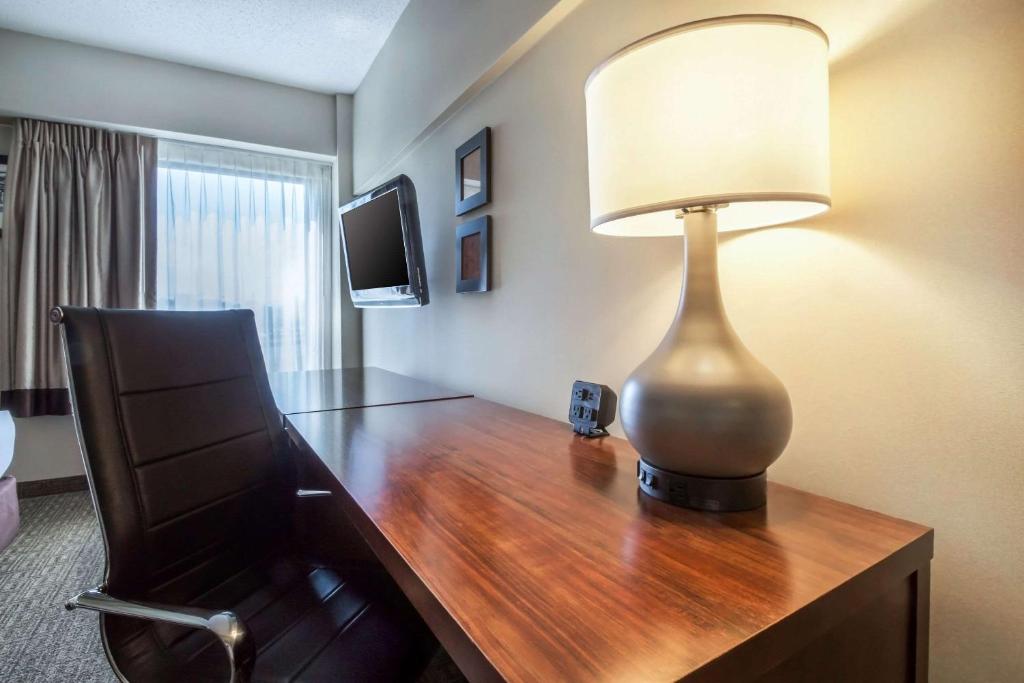 TV a/nebo společenská místnost v ubytování Comfort Suites at Woodbridge