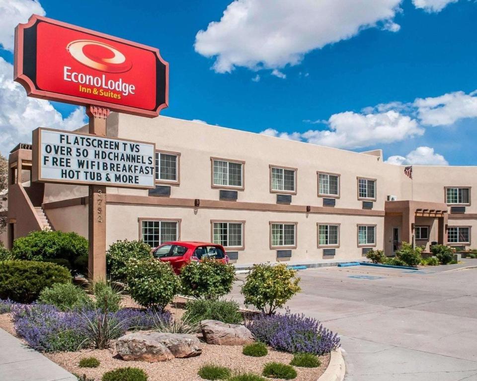 uma vista frontal de um hotel com uma placa em Econo Lodge Inn & Suites em Santa Fe