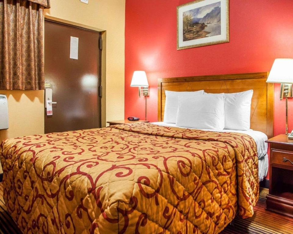Postel nebo postele na pokoji v ubytování Rodeway Inn