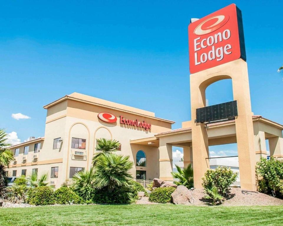 a front view of a hotel with a sign at Econo Lodge Las Cruces University Area in Las Cruces