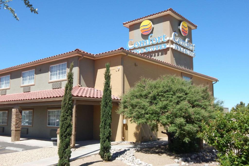 eine Darstellung der Vorderseite des Kapitolhotels in der Unterkunft Comfort Inn & Suites Las Cruces Mesilla in Las Cruces
