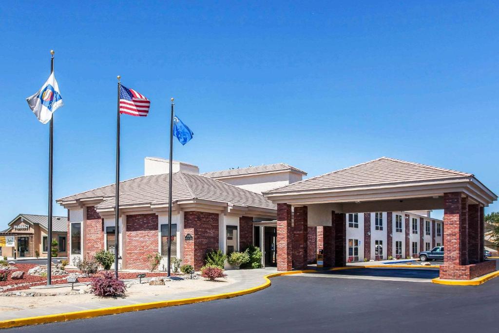 een gebouw met twee vlaggen ervoor bij Comfort Inn & Suites Near Fallon Naval Air Station in Fallon