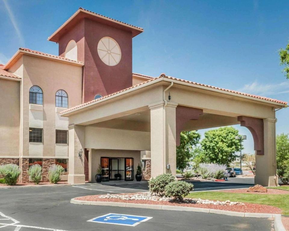 een gebouw met een klokkentoren erop bij Quality Inn & Suites in Albuquerque