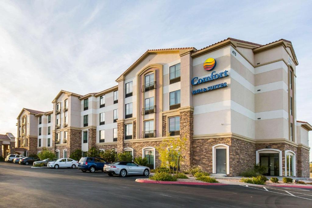 eine Darstellung der Vorderseite eines Cranberry-Hotels in der Unterkunft Comfort Inn & Suites Henderson - Las Vegas in Las Vegas