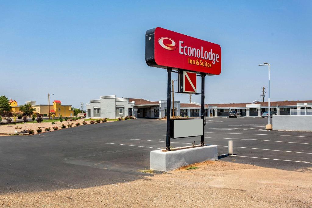 un cartel en un estacionamiento frente a una tienda en Econo Lodge Santa Rosa, en Santa Rosa