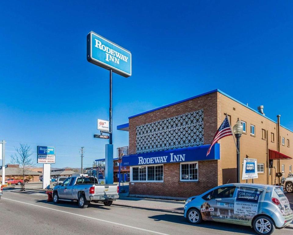 een bord voor een supermarkt voor een gebouw bij Rodeway Inn Elko Downtown Area in Elko