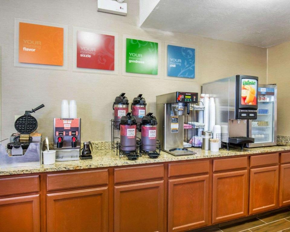 Příslušenství pro přípravu čaje a kávy v ubytování Comfort Inn Elko