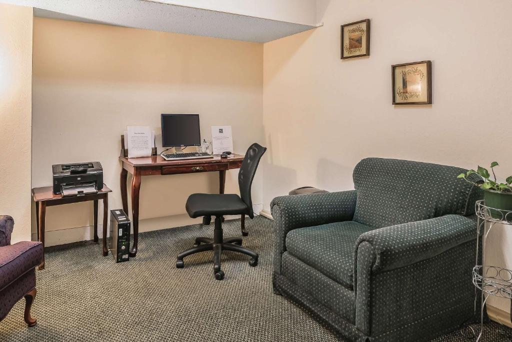 TV a/nebo společenská místnost v ubytování Quality Inn & Suites Albany Airport