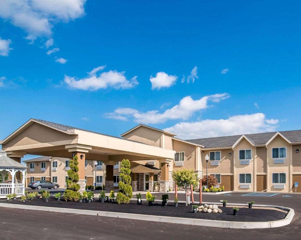a rendering of a hotel with a parking lot at Comfort Inn in Saugerties