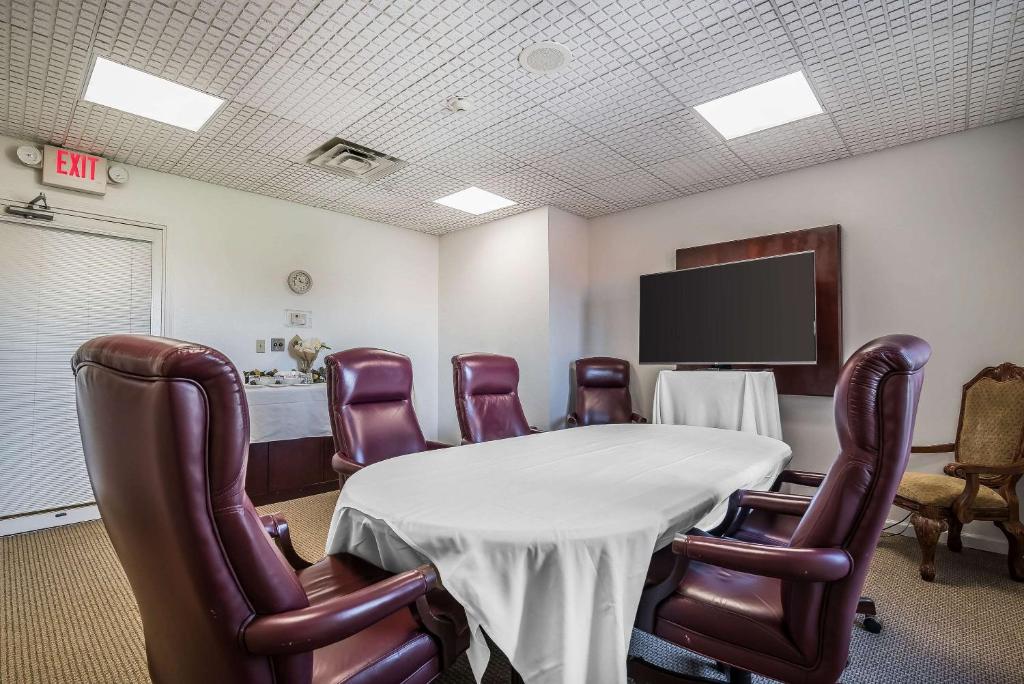 TV a/nebo společenská místnost v ubytování Quality Inn & Suites Albany Airport