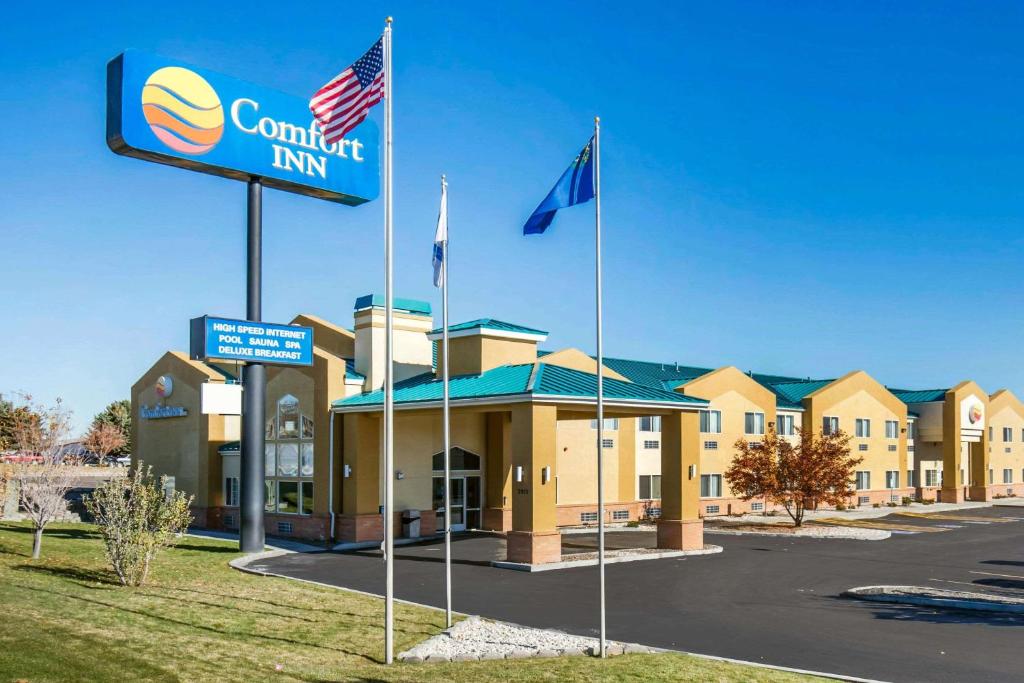 a hotel with flags in front of a building at Comfort Inn Elko in Elko