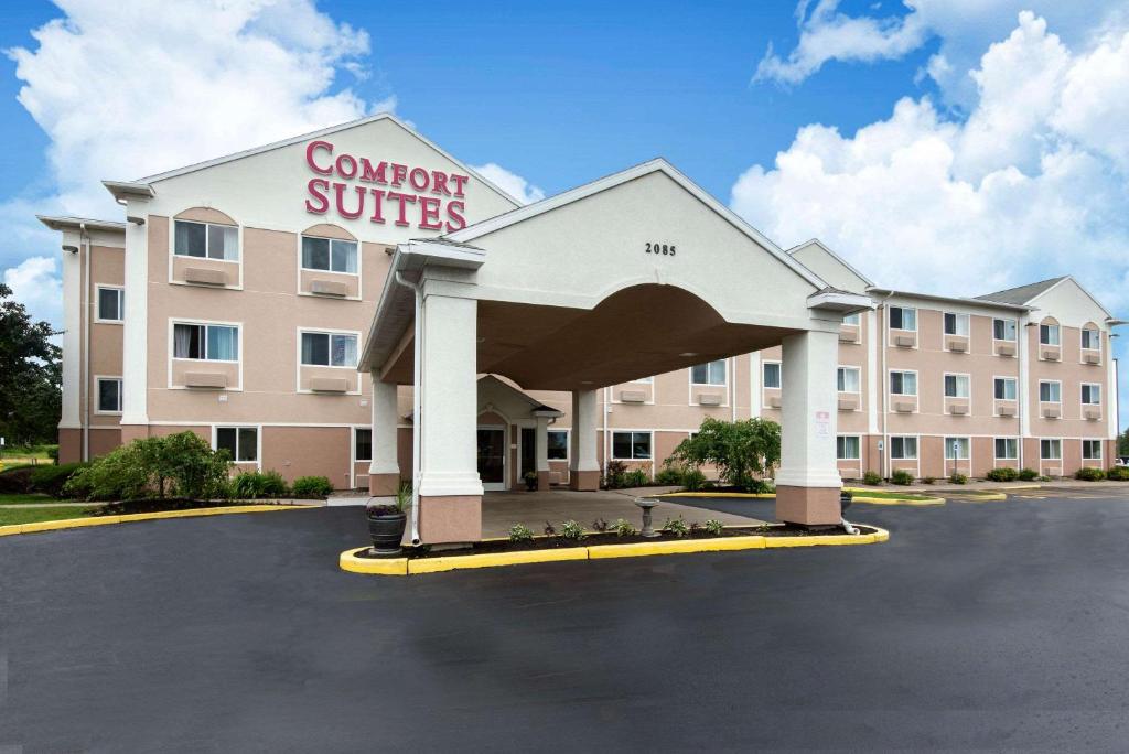 a hotel with a sign that reads comfort suites at Comfort Suites Rochester Henrietta University Area in Henrietta